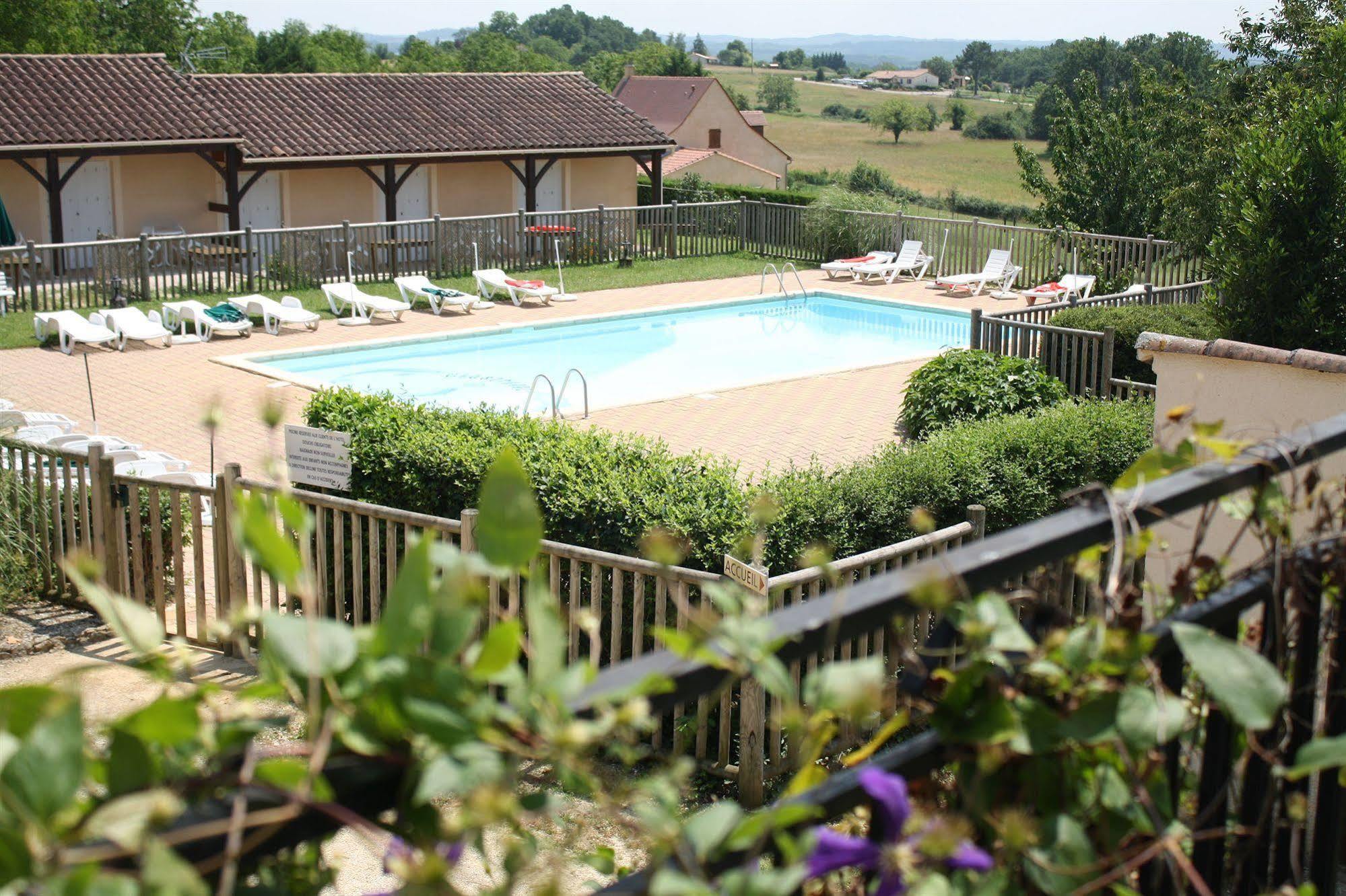 Hotel Chastrusse Nadaillac-de-Rouge Exterior photo